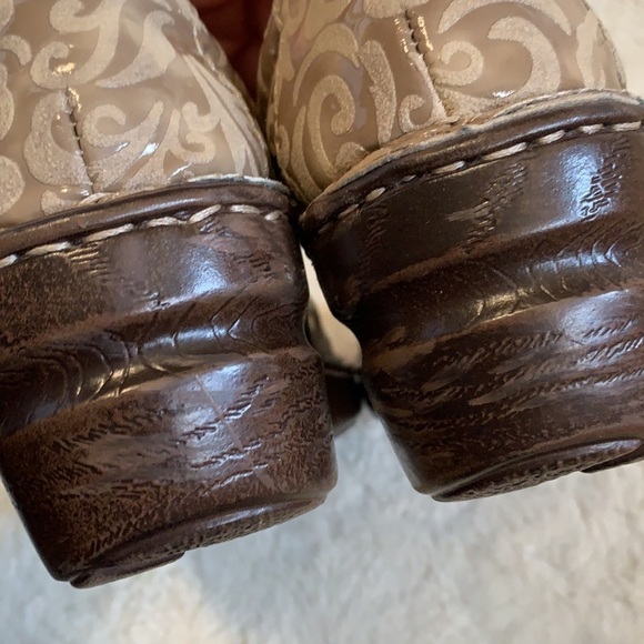𝅺B.O.C born concept tan beige Peggy clogs tooled embossed leather mules - Picture 8 of 8